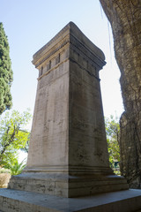 Fototapeta na wymiar Tomb of Giacomo Leopardi