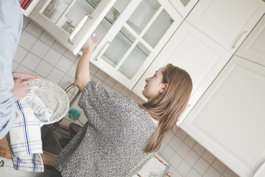 Junge Frau beim Abwasch in der Küche