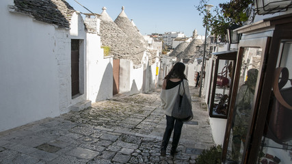 Ragazza che passeggia per Alberobello