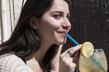 Ragazza che beve aperitivo