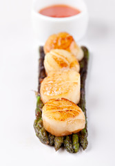 fried scallops with asparagus