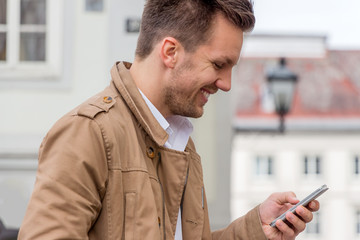 Mann schreibt SMS