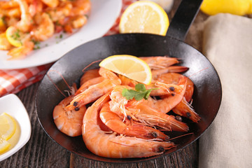 shrimp in pan