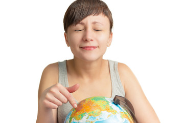 Обаятельная девушка планирует путешествие.