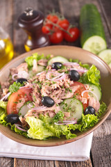 salad with tomato and tuna