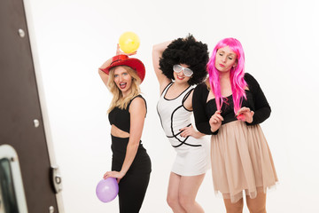 Frauen machen Foto vor Photobooth