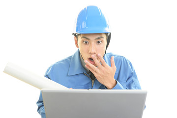 驚いた表情の作業員