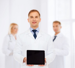 Fototapeta na wymiar smiling male doctor with tablet pc