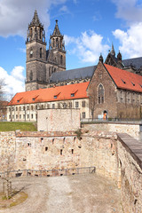 Fototapeta na wymiar Magdeburger Dom mit alter Bastion Cleve