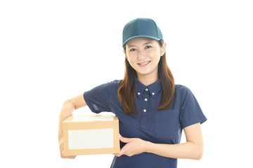 荷物を運ぶ女性労働者