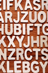 mucchio di lettere sulla tavola di legno