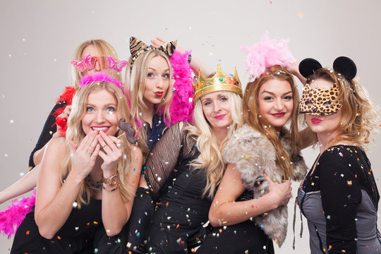 Frauen machen Foto vor Photobooth
