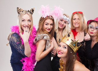 Frauen machen Foto vor Photobooth © Christian Schwier