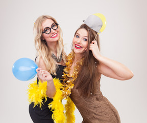 Frauen machen Foto vor Photobooth