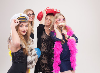 Frauen machen Foto vor Photobooth