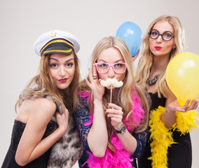 Frauen machen Foto vor Photobooth