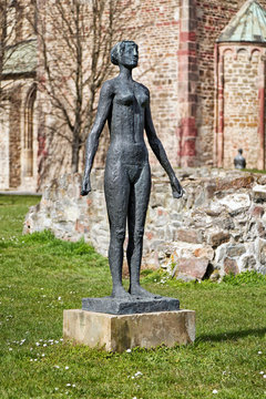 Statue vor dem Kloster Unser Lieben Frauen, Magdeburg