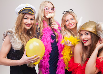Frauen machen Foto vor Photobooth