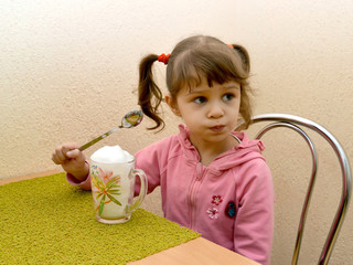 The little girl eats oxygen cocktail. Phytobar of children's san