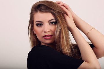 Fototapeta premium beautiful young dvchyna, byezhevyy background, smiling
