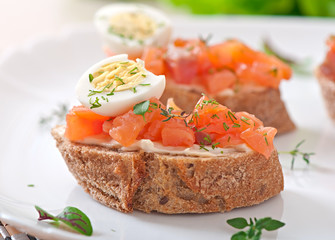 Sandwich with salted salmon and cream cheese.