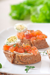 Sandwich with salted salmon and cream cheese.