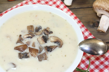 heiße Kalbscremesuppe mt Champignons