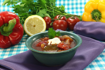 Soljanka mit Wurst und Sahneklecks
