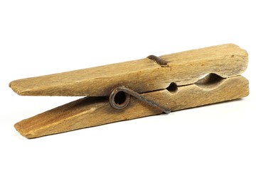 alte Wäscheklammer isoliert auf weißem Hintergrund