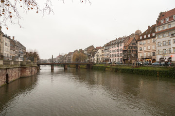 Fototapeta na wymiar Canal à Strasbourg