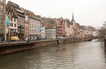 Canal et façades à Strasbourg