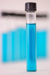 Schraubküvette mit blauer Chemikalie
