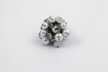 Gioielli, un bracciale di perle bianche