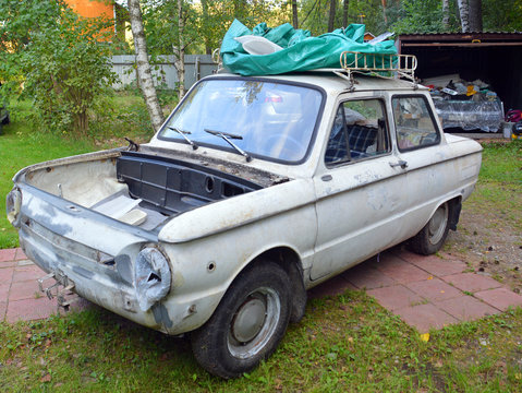 Автомобиль ЗАЗ-968 ("Запорожец") в состоянии ремонта