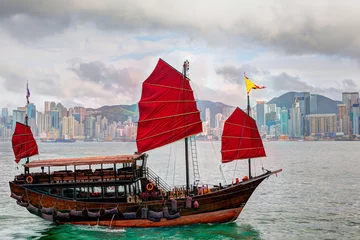 Türaufkleber Hong Kong Landscape: Chinese Sailboat on Victoria Harbor © ronniechua