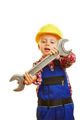 Kind als Handwerker mit Schraubenschlüssel