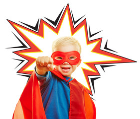 Kind spielt Superheld mit Umhang