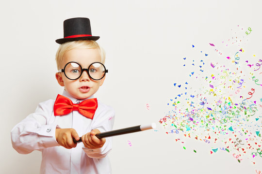 Zauberer zaubert Konfetti aus Zauberstab