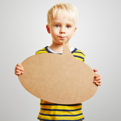 Kind hält Sprechblase als Symbol für Kommunikation