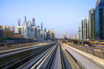 Fototapeta na wymiar Метро в Дубае.