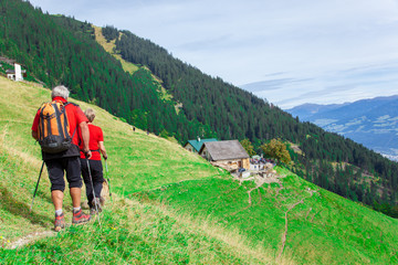 Obraz premium Pensionisten wandern auf dem Berg