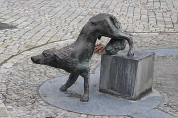 Eine Hundestatue in Quedlinburg