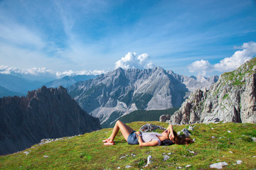 Frau liegt auf der Alm
