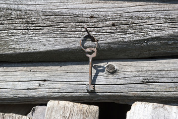 старый ключ, висящий на гвозде