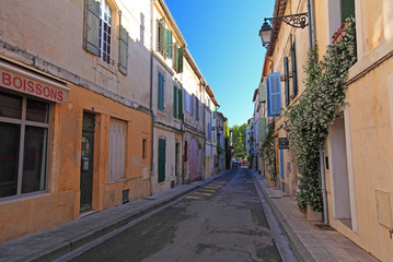 Fototapeta na wymiar Colorful streets of Arles