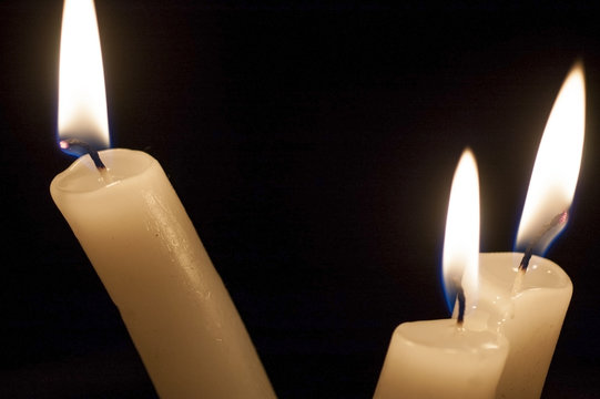 Tres velas encendidas
