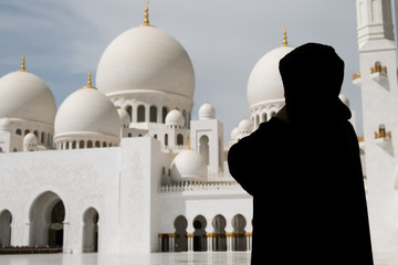 Femme voilée devant la mosquée Sheikh Zayed d'Abu Dhabi