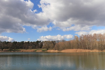 See mit wolkigem Himmel und Sonnenschein