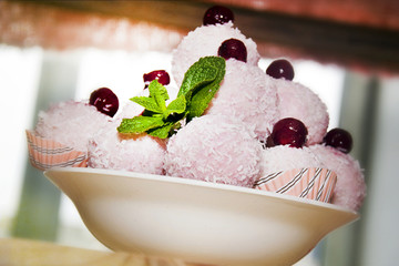 round berry cakes