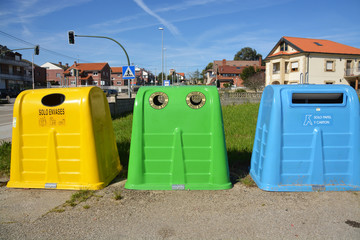 Fototapeta na wymiar contenedores para el reciclaje de basura